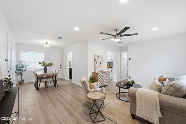 6821 SANS SOUCI Road, Jacksonville, FL 32216