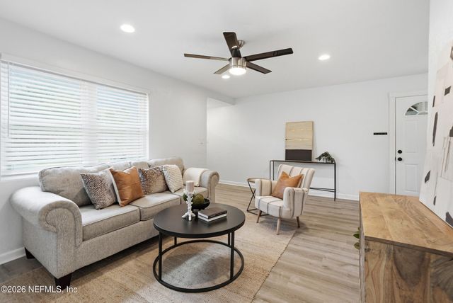 6821 SANS SOUCI Road, Jacksonville, FL 32216