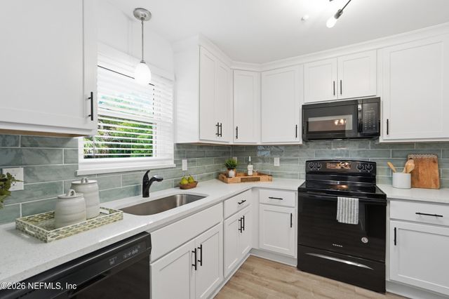 6821 SANS SOUCI Road, Jacksonville, FL 32216