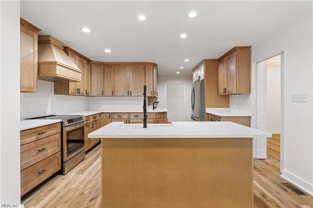 18 Hillcrest DR, Newport News, VA 23606