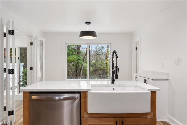 18 Hillcrest DR, Newport News, VA 23606