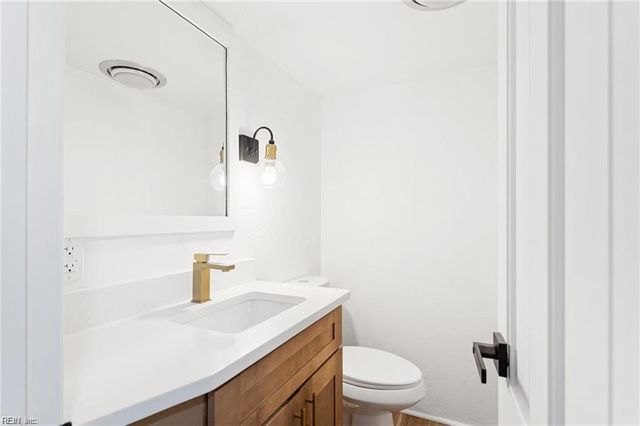18 Hillcrest DR, Newport News, VA 23606