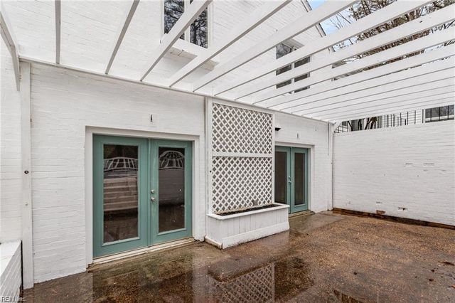 18 Hillcrest DR, Newport News, VA 23606
