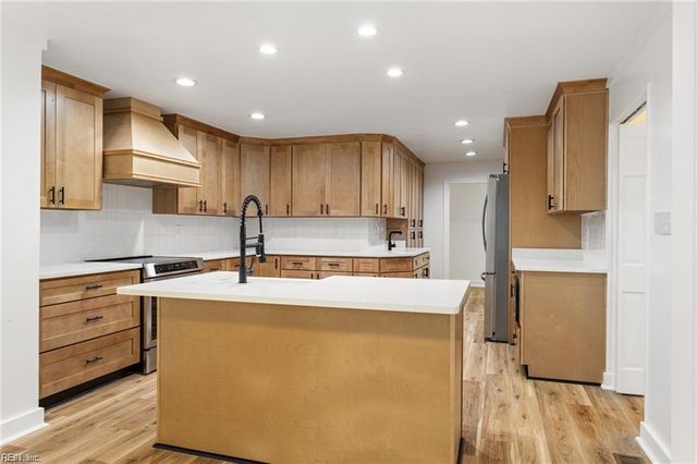 18 Hillcrest DR, Newport News, VA 23606