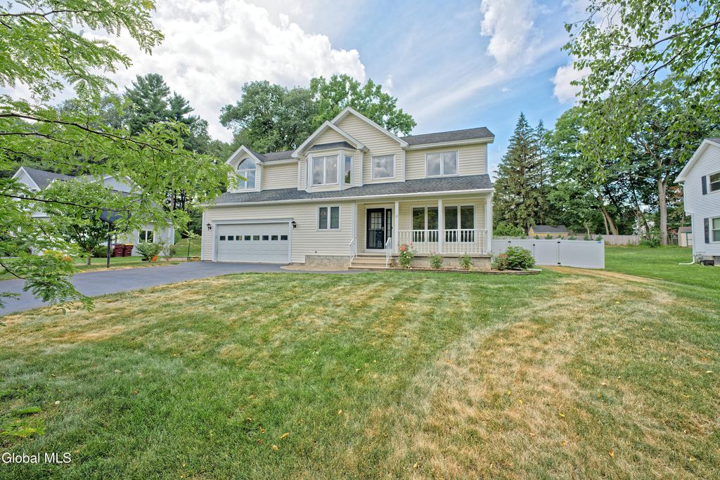 33 Cindy Lane, Halfmoon, NY 12065
