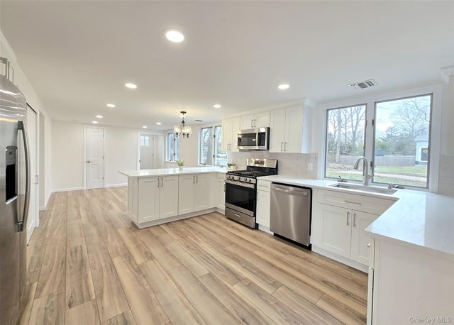 21 Possum Lane, East Setauket, NY 11733