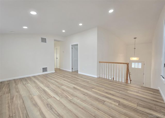 21 Possum Lane, East Setauket, NY 11733