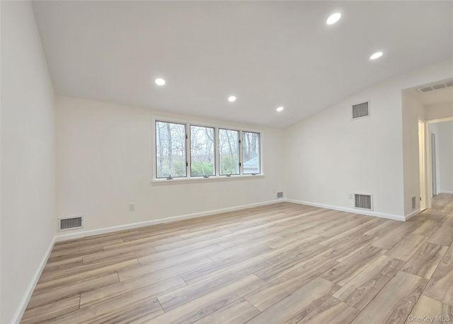 21 Possum Lane, East Setauket, NY 11733