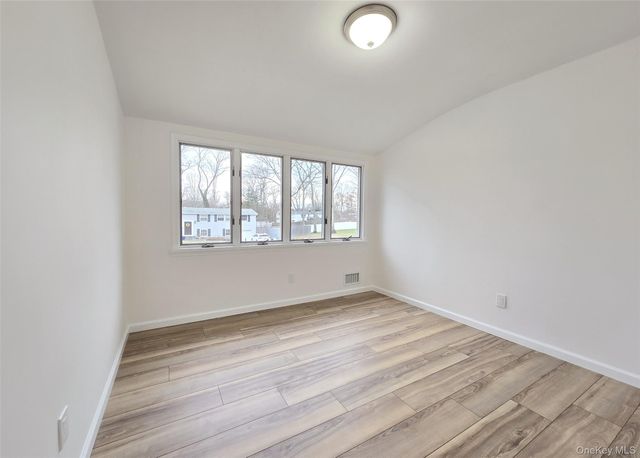 21 Possum Lane, East Setauket, NY 11733