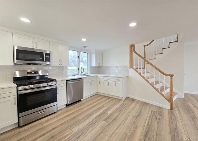 21 Possum Lane, East Setauket, NY 11733