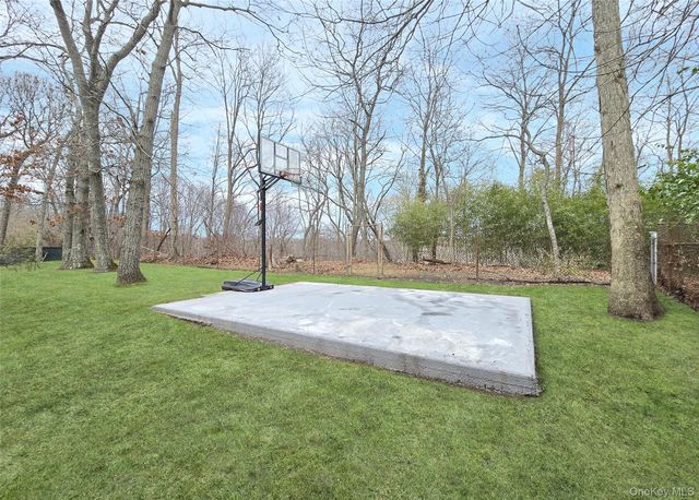 21 Possum Lane, East Setauket, NY 11733