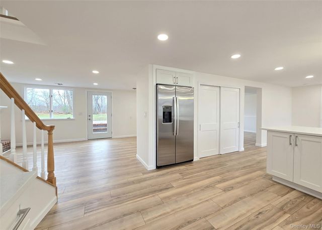 21 Possum Lane, East Setauket, NY 11733