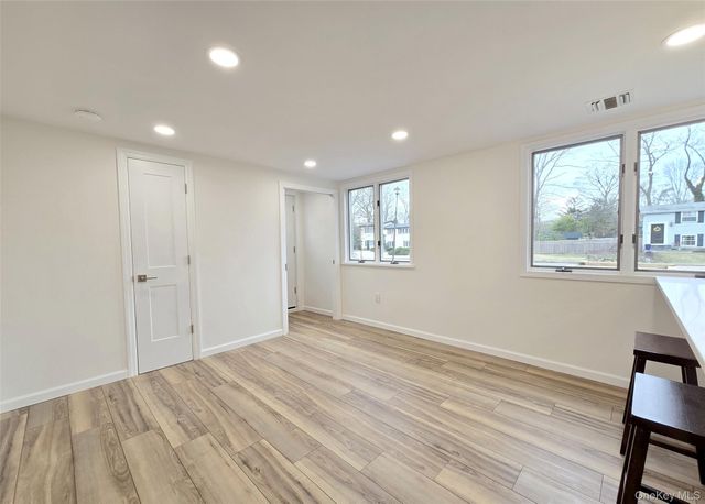 21 Possum Lane, East Setauket, NY 11733