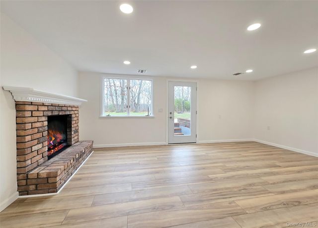 21 Possum Lane, East Setauket, NY 11733