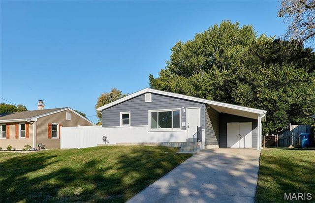 225 N Duchesne Drive, St Charles, MO 63301