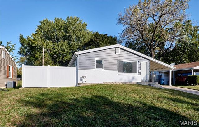 225 N Duchesne Drive, St Charles, MO 63301