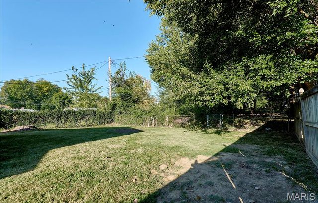 225 N Duchesne Drive, St Charles, MO 63301