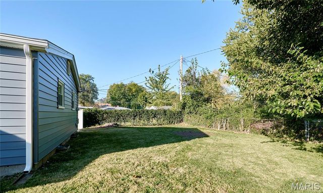 225 N Duchesne Drive, St Charles, MO 63301