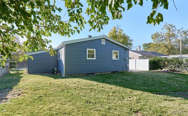 225 N Duchesne Drive, St Charles, MO 63301