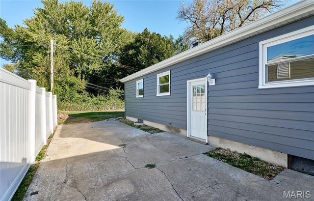 225 N Duchesne Drive, St Charles, MO 63301