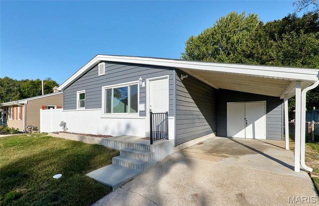225 N Duchesne Drive, St Charles, MO 63301
