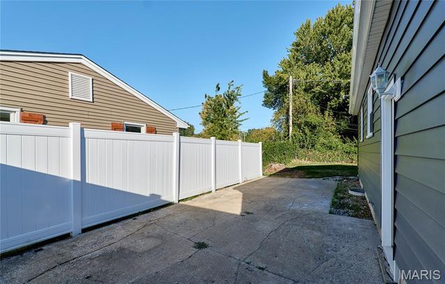 225 N Duchesne Drive, St Charles, MO 63301
