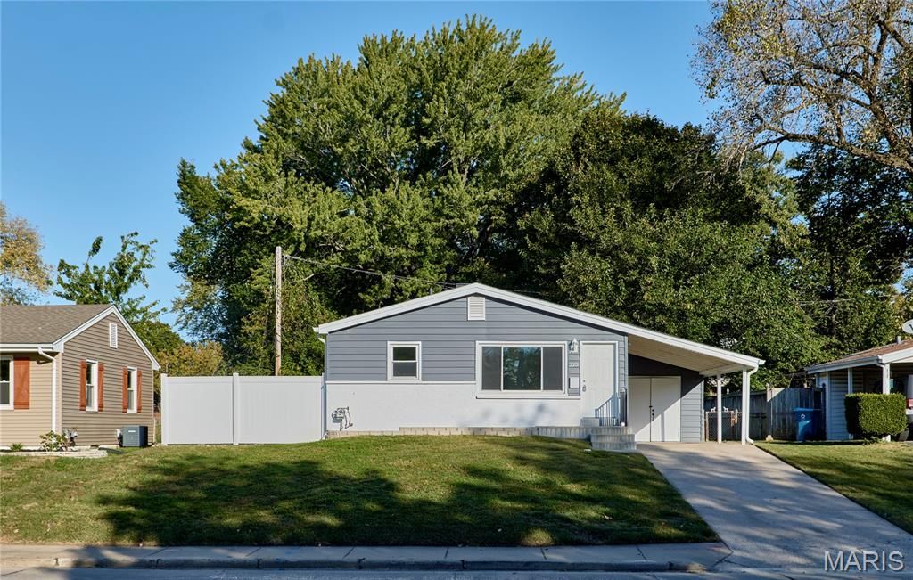 225 N Duchesne Drive, St Charles, MO 63301