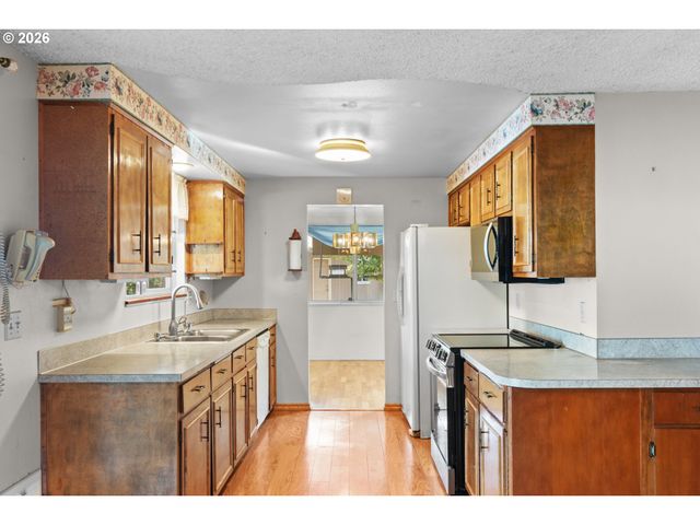 475 PINEDALE Ave, Springfield, OR 97477