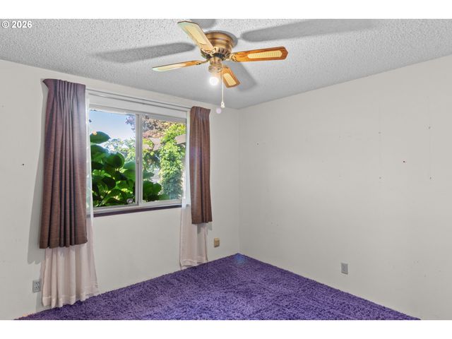 475 PINEDALE Ave, Springfield, OR 97477