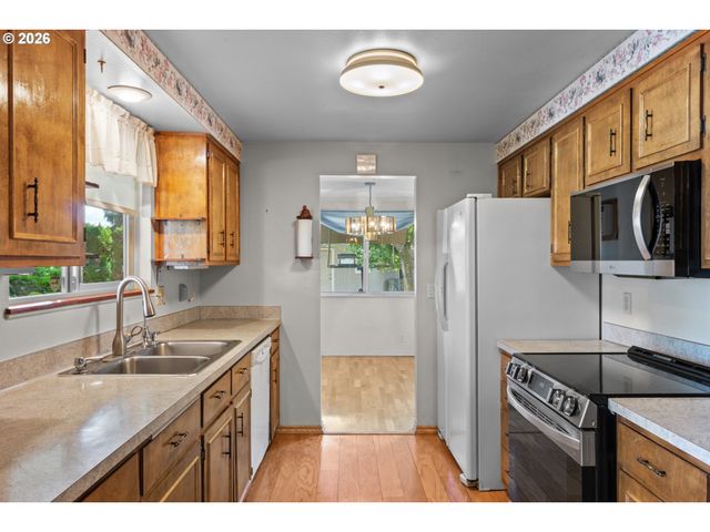 475 PINEDALE Ave, Springfield, OR 97477
