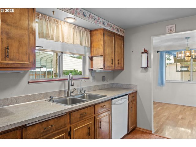 475 PINEDALE Ave, Springfield, OR 97477