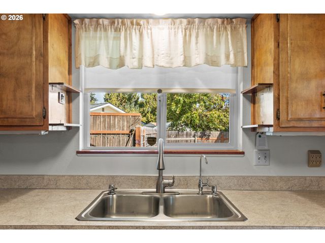 475 PINEDALE Ave, Springfield, OR 97477