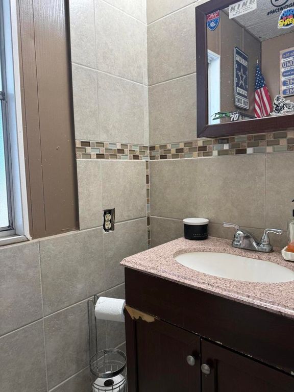 Image 27 of property listing at 3411 Thermal Place, Thermal, CA 92274