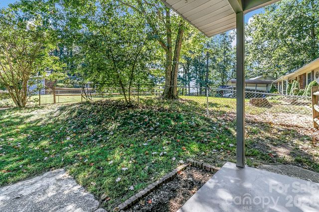 16 Merlin Way, Asheville, NC 28806
