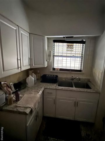 2832 Begole Street, Flint, MI 48504