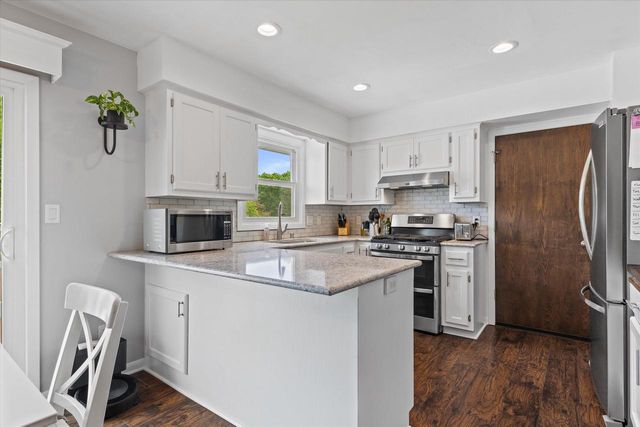 1128 Lake Park DRIVE, Pewaukee, WI 53072