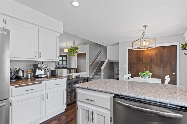 1128 Lake Park DRIVE, Pewaukee, WI 53072