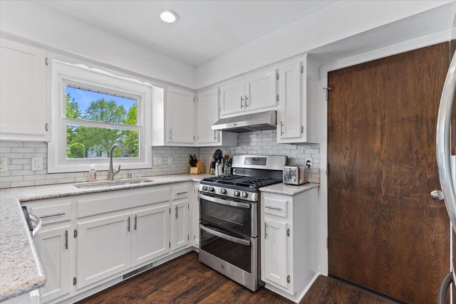 1128 Lake Park DRIVE, Pewaukee, WI 53072