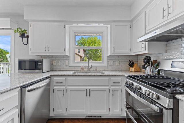 1128 Lake Park DRIVE, Pewaukee, WI 53072