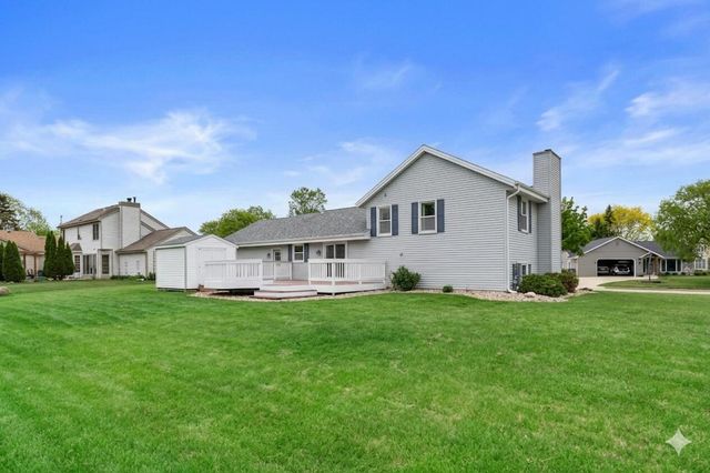 1128 Lake Park DRIVE, Pewaukee, WI 53072