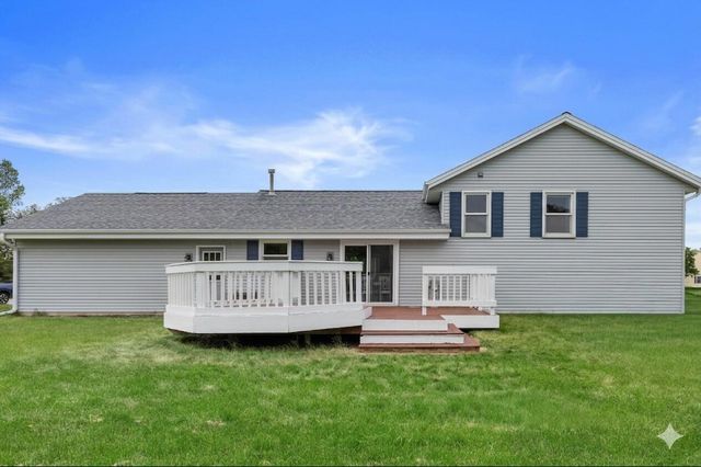 1128 Lake Park DRIVE, Pewaukee, WI 53072