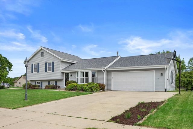 1128 Lake Park DRIVE, Pewaukee, WI 53072