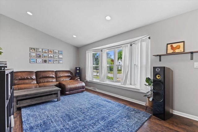 1128 Lake Park DRIVE, Pewaukee, WI 53072