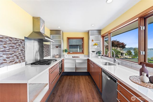 3920 NE 157th Place, Lake Forest Park, WA 98155