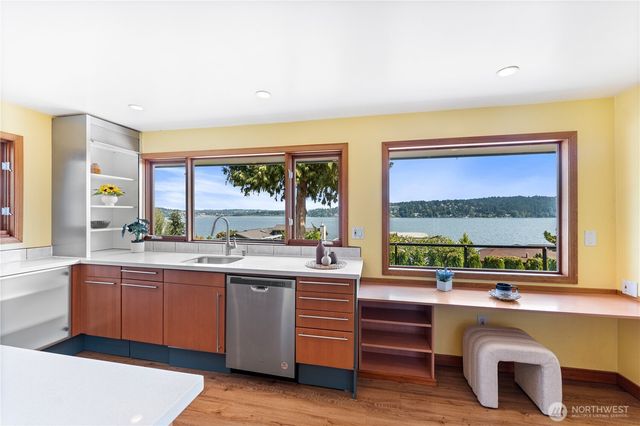 3920 NE 157th Place, Lake Forest Park, WA 98155