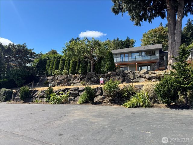 3920 NE 157th Place, Lake Forest Park, WA 98155
