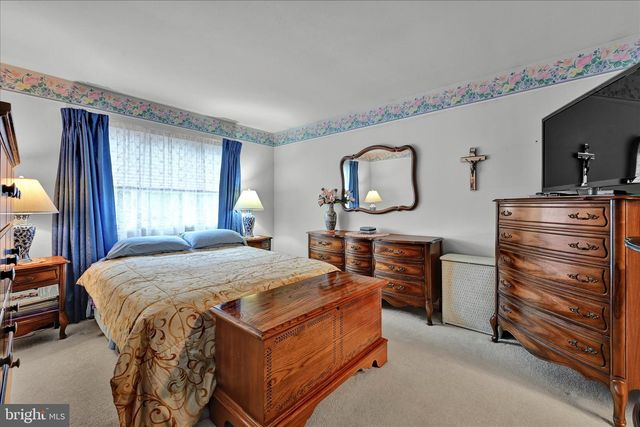 500 W LLOYD ST, Shenandoah, PA 17976