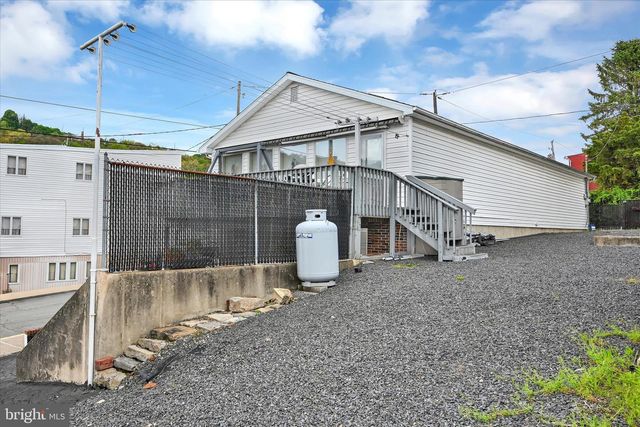 500 W LLOYD ST, Shenandoah, PA 17976