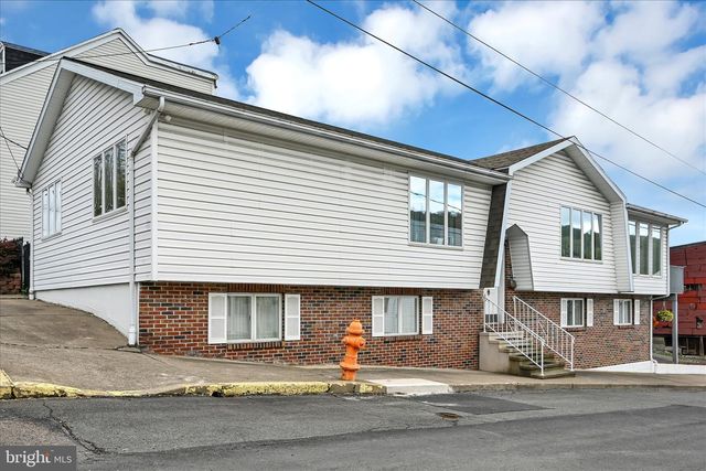 500 W LLOYD ST, Shenandoah, PA 17976