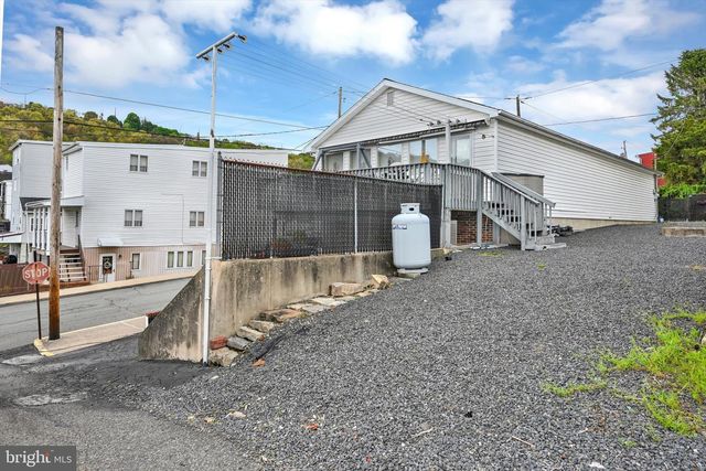 500 W LLOYD ST, Shenandoah, PA 17976
